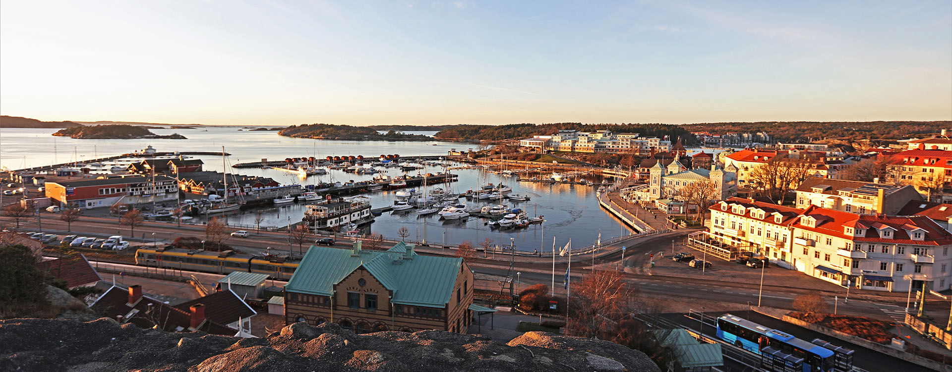 Bild på båtar och hus som ligger i Strömstad.